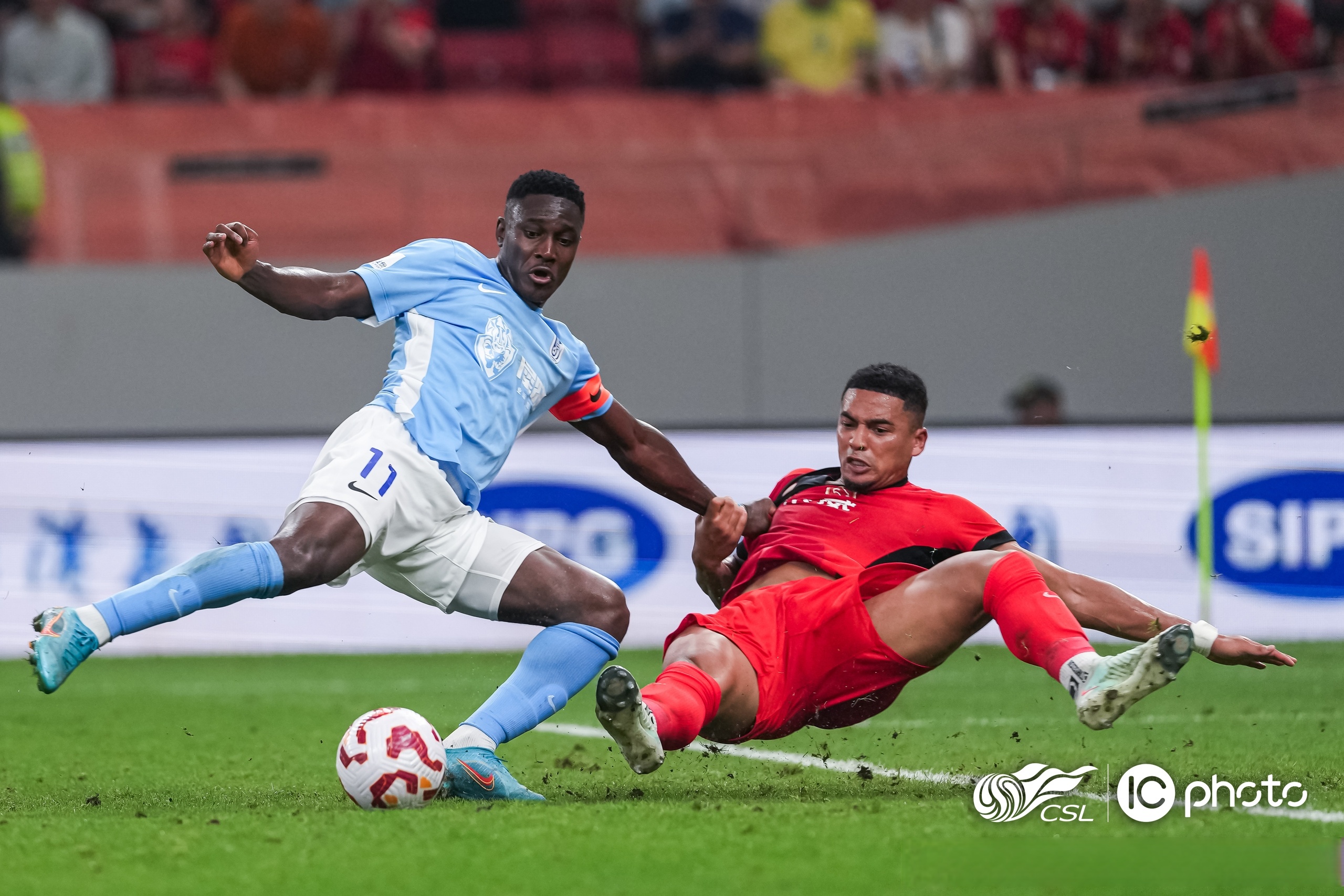 上海海港训练开放日，今晨门线救险引欢呼，西甲在即，球探报告显示潜力(上海海港足球俱乐部最新情况)