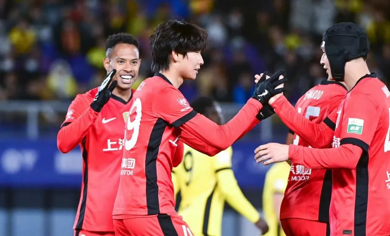 上海海港训练开放日，今晨门线救险引欢呼，西甲在即，球探报告显示潜力(上海海港足球俱乐部最新情况)