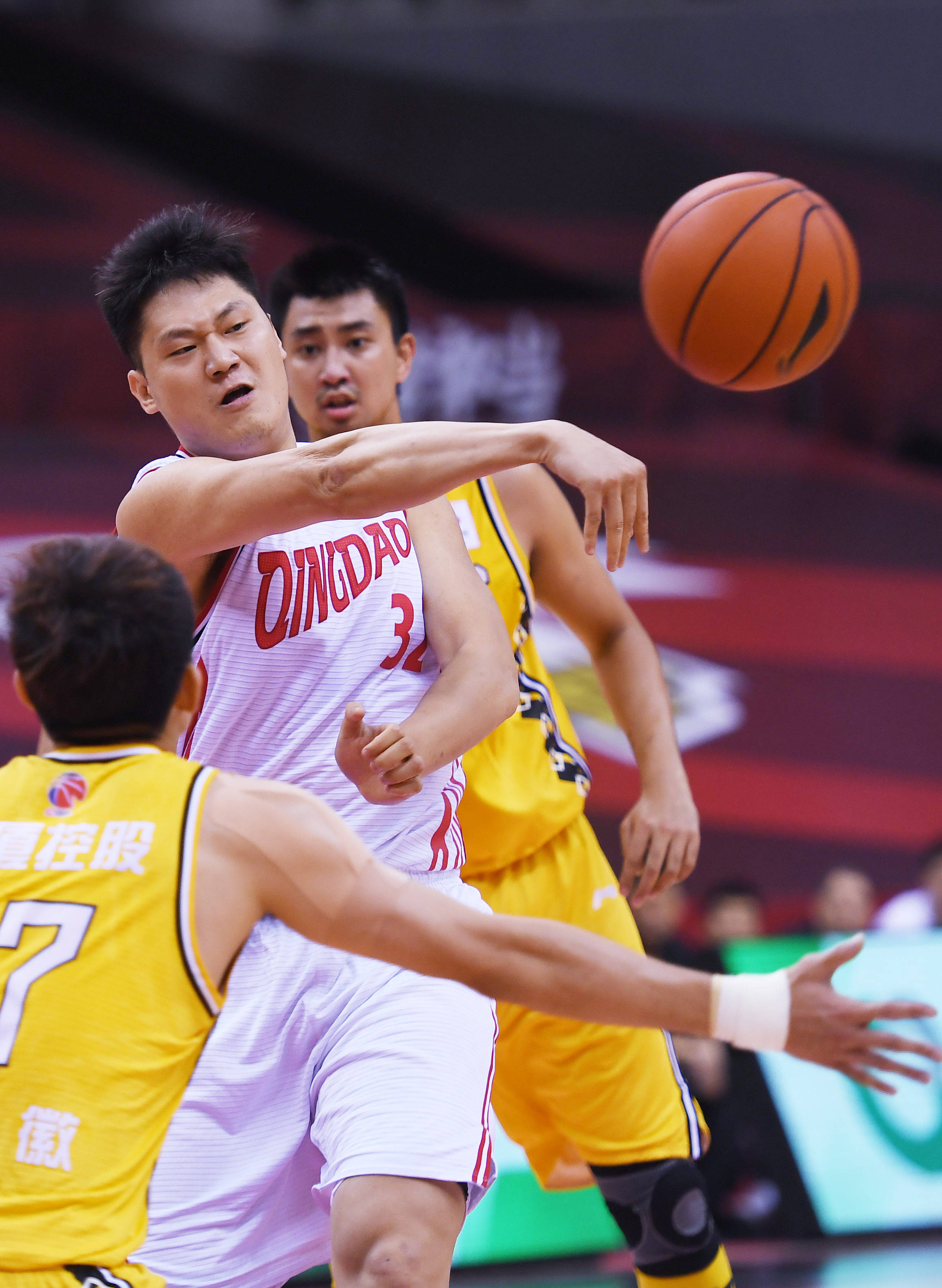 转折点多伦多猛龙篮板制胜，CBA常规赛冲刺阶段攻防权衡，信心回归，临场指挥获称赞的简单介绍