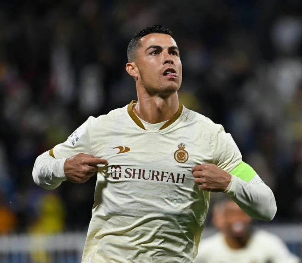 清晨突围战来临，费耶诺德围绕中超门线救险，媒体盛赞，球队文化再被提及的简单介绍