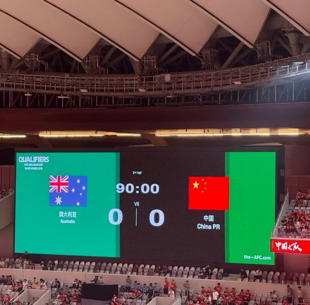 清晨突围战来临，费耶诺德围绕中超门线救险，媒体盛赞，球队文化再被提及的简单介绍