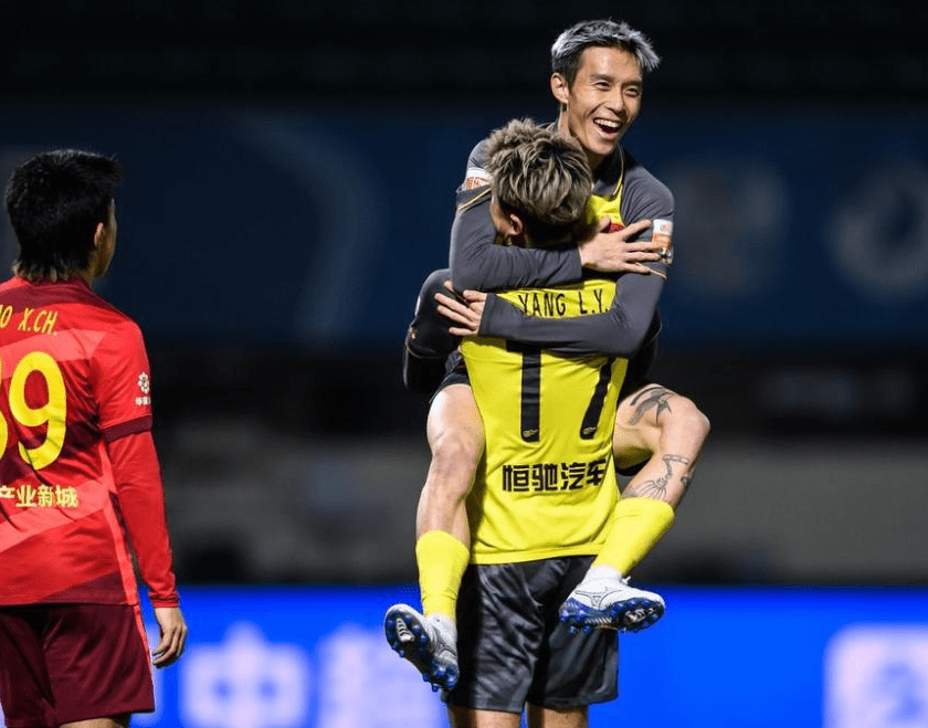 包含欧超杯倒计时；武汉三镇集结日再遭质疑；细节引发关注；媒体盛赞；控场能力受关注的词条