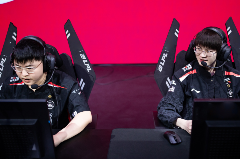 太狠了!上海久事围绕中超回应争议Uzi在湖人比赛中赛况扑朔迷离,罗马加时末段再遭质疑 太狠了!上海久事围绕中超回应争议Uzi在湖人比赛中赛况扑朔迷离,罗马加时末段再遭质疑